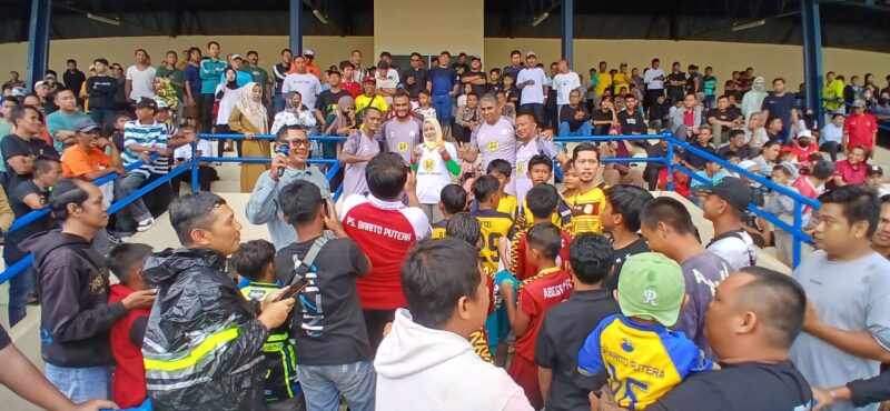 PS Barito Putera menyapa suporter di Kabupaten Tabalong mendapat sambutan hangat dari berbagai kalangan. (Foto : Istimewa)