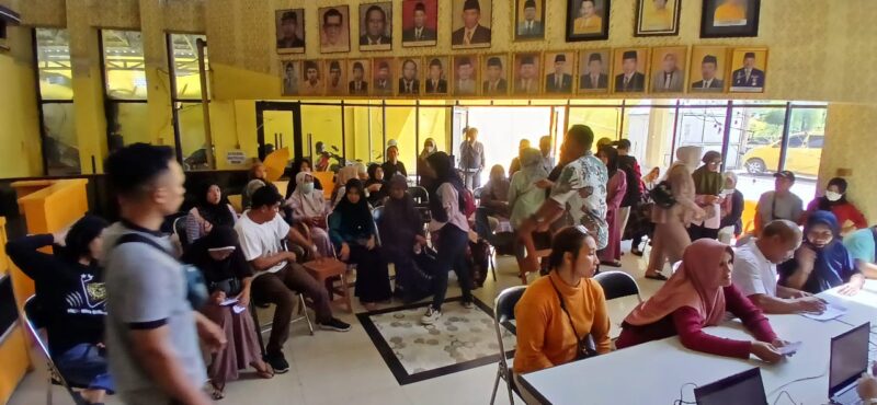 Situasi pendaftaran peserta Senam Golkar Bersatu di Kantor DPD Partai Golkar Kalsel dalam rangka memperingati HUT Golkar ke 60. (Foto : Dok)