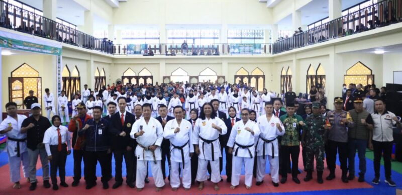 BATULICIN, wasaka.id - Bupati Tanah Bumbu Zairullah Azhar membuka secara resmi Kejuaraan Karate INKAI Binpres Tanah Bumbu piala Bupati tahun 2024. Kegiatan tersebut di gelar di gedung 7 Februari Pagatan kecamatan Kusan Hilir Kabupaten Tanah Bumbu (01/11).