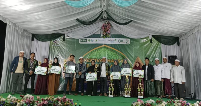 Pembangian hadiah kepada pemenang lomba habsyi sebanua anam 2024 yang dihadiri anggota DPRD Kabupaten Balangan, Muhammad Syaibani. (Foto : Istimewa)