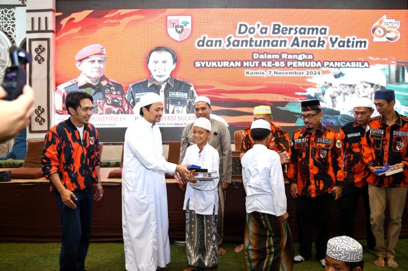 HUT PP ke 65, MPW Pemuda Pancasila Kalsel membagikan buku-buku pengetahuan dan santunan untuk para santri di Panti Asuhan Pondok Al Khuluqul Hasan. (Foto : Istimewa)