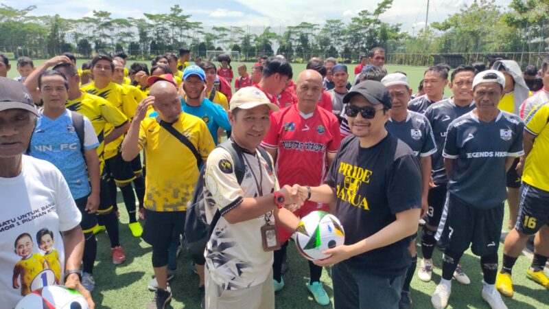 CEO PS Barito Putera Hasnuryadi Sulaiman memberikan bola kepada peserta turnamen H Leman Cup 2024. (Foto : Istimewa)