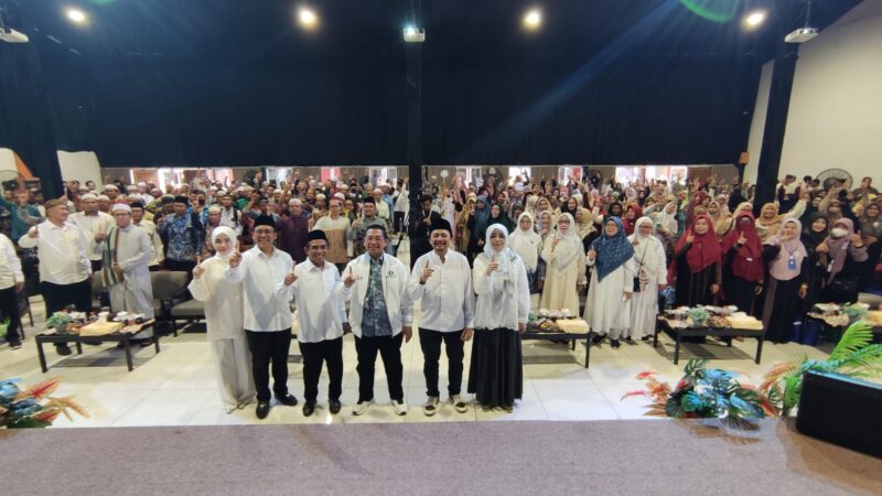 Ustadz dan ustadzah dari berbagai daerah di Banjarmasin bersatu menyuarakan dukungannya terhadap pasangan calon gubernur dan wakil gubernur Kalimantan Selatan, Muhidin-Hasnur dan pasangan calon Walikota dan wakil Walikota Banjarmasin, Arifin-Supian. (Foto : Istimewa)