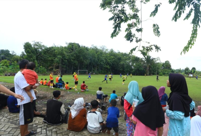  Warga Desa Tambak Anyar, Kecamatan Martapura Timur, Kabupaten Banjar rami menyaksikan tim Barito Putera yang bermain di desa mereka. (Foto : Istimewa) 
