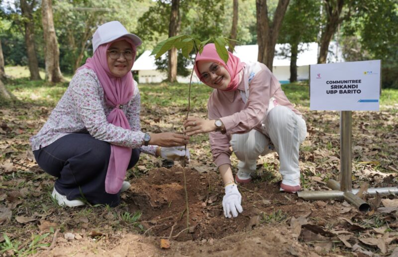 Peringati Hari Sumpah Pemuda, Srikandi PLN Indonesia Power Unit Bisnis Pembangkitan (UBP) Barito melaksanakan aksi nyata peduli lingkungan melalui penanaman pohon di PLTA Ir. PM Noor.(Foto : Istimewa)