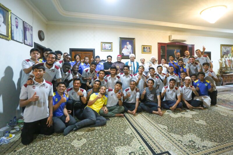 makan malam bersama seluruh pemain di kediaman founder tim beruluk Laskar Antasari di Jalan Kampaung Melayu Darat. (Foto : Istimewa)
