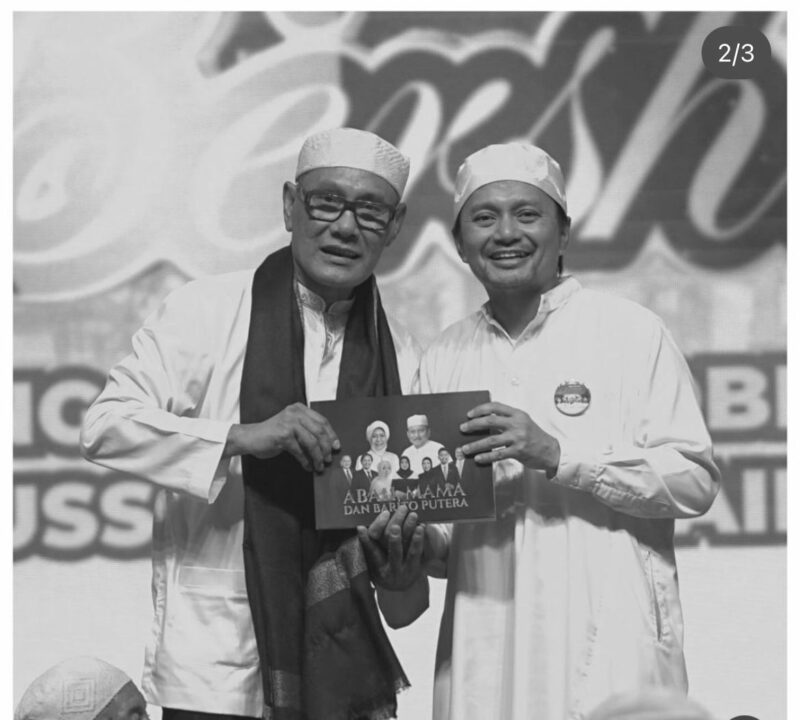 Kenangan CEO PS Barito Putera, Hasnuryadi Sulaiman dan almarhum Hardimen Koto saat peluncuran buku Abah Mama dan Barito Putera.(Foto : Istimewa/klikkalsel.com)