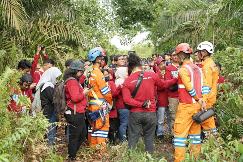 Para peserta jurnalis melakukan wawancara langsung dengan tim PDKB UPT Pontianak dalam sesi Live Report PDKB di area tower 15 Jalur Siantan-Sei Raya. (Foto : Istimewa)