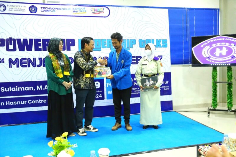 Hasnuryadi Sulaiman bersama istri, drg Ellyana Trisya Hasnuryadi berfoto bersama mahasiswa Politeknik Hasnur. (Foto : Istimewa)