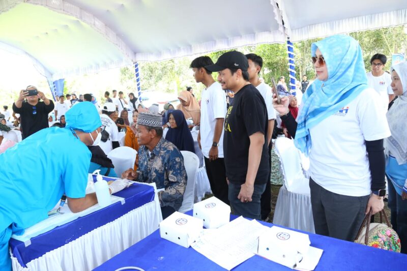 H Hasnuryadi Sulaiman melihat langsung proses pemeriksaan gratsi yang digelar atas kerjasama MH dan YHC. (Foto : Istimewa)