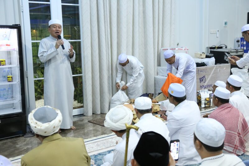 Calon Gubernur Kalsel, H Muhidin memperlihatkan uang sejumlah Rp 6 miliar yang akan dibagikannya untuk tempat ibadah. (Kalsel)