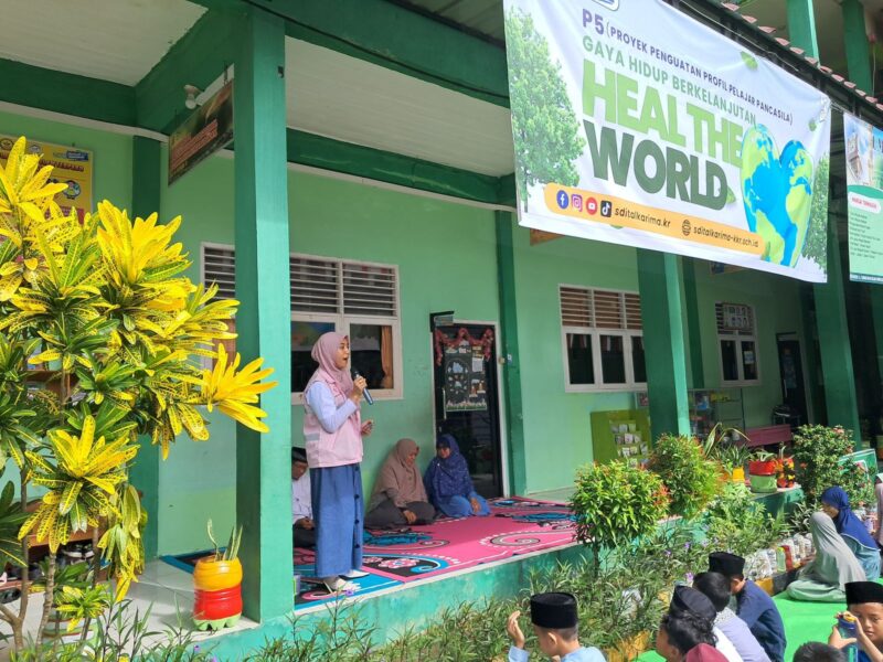 Salah satu Srikandi UPT Pontianak, Merta Maharani memberikan edukasi kelistrikan kepada anak-anak di SD IT Al-Karima.