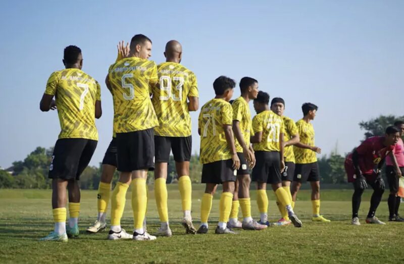 Tim PS Barito Putera menjalani latihan sebelum menghadapi Persis Solo di Stadion Manahan Solo, Selasa (3/12). (Foto : Istimewa)