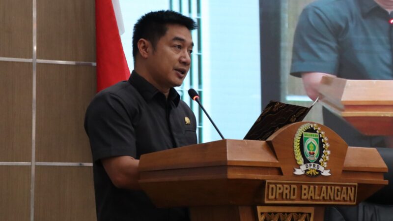 Anggota  Fraksi PAN, Fathurrahman menyampaikan pandangan umum terhadap satu buah Rancangan Peraturan Daerah (Raperda). (Foto : Istimewa)