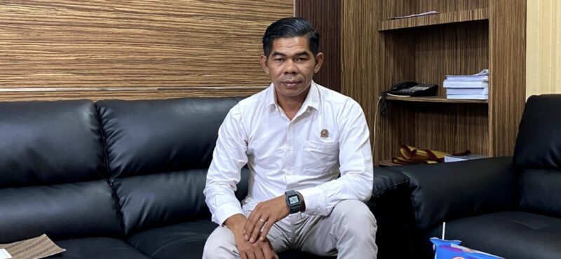 Abdul Salam Nganro, General Manager PLN UIP3B Kalimantan (tengah) memberikan arahan kepada tim pemeliharaan UPT Palangkaraya dalam menjaga keandalan switchyard.