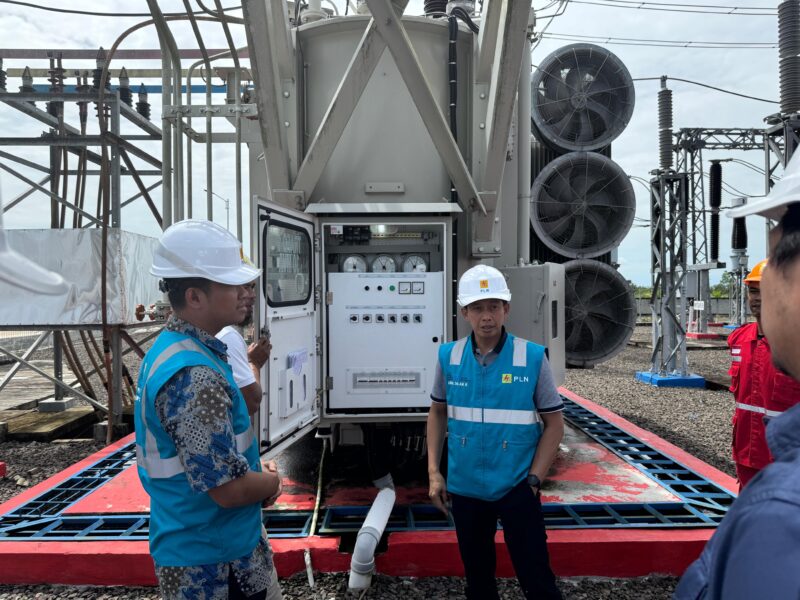 Abdul Salam Nganro, General Manager PLN UIP3B Kalimantan (tengah) memberikan arahan kepada tim pemeliharaan UPT Palangkaraya dalam menjaga keandalan switchyard.
