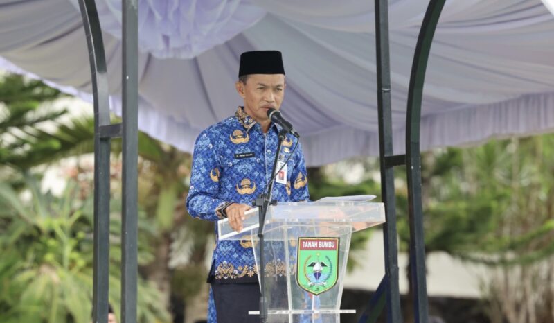 Sekretaris Daerah Tanah Bumbu, H. Ambo Sakka Pada Saat Apel Gabungan HUT KORPRI Ke 53 (Foto : Istimewa)