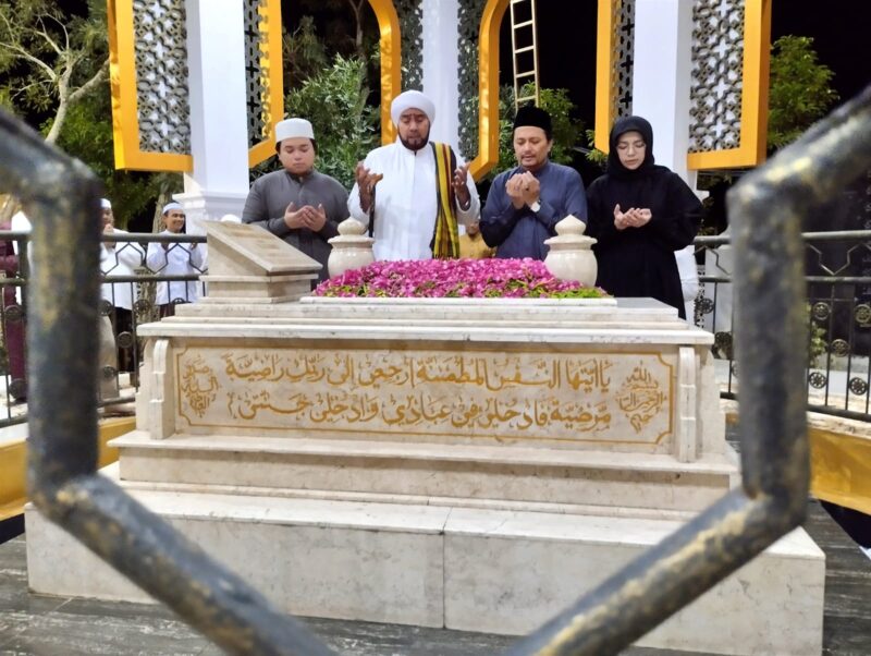 Habib Syech bin Abdul Qodir Assegaf menyempatkan diri melakukan ziarah ke makam H Abdussamad Sulaiman HB