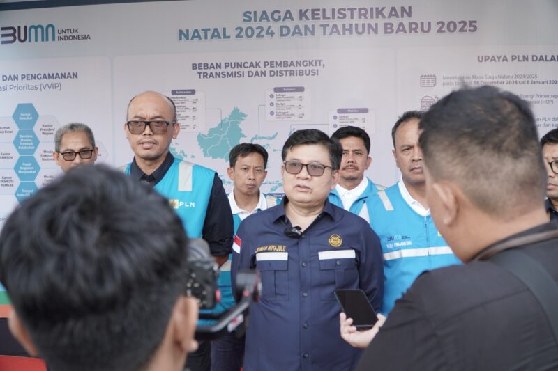 Direktur Jenderal Ketenegalistrikan Kementerian Energi dan Sumber Daya Mineral (ESDM), Jisman P. Hutajulu (tengah) menjelaskan kepada awak media pers  yang hadir terkait kesiapan infrastruktur kelistrikan jelang Nataru