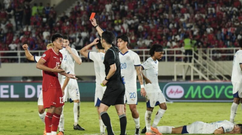 Muhammad Ferrari menerima kartu merah saat melawan Filipina pada laga pamungkas Grup B Piala AFF 2024 di Stadion Manahan, Solo. (Foto : Istimewa)