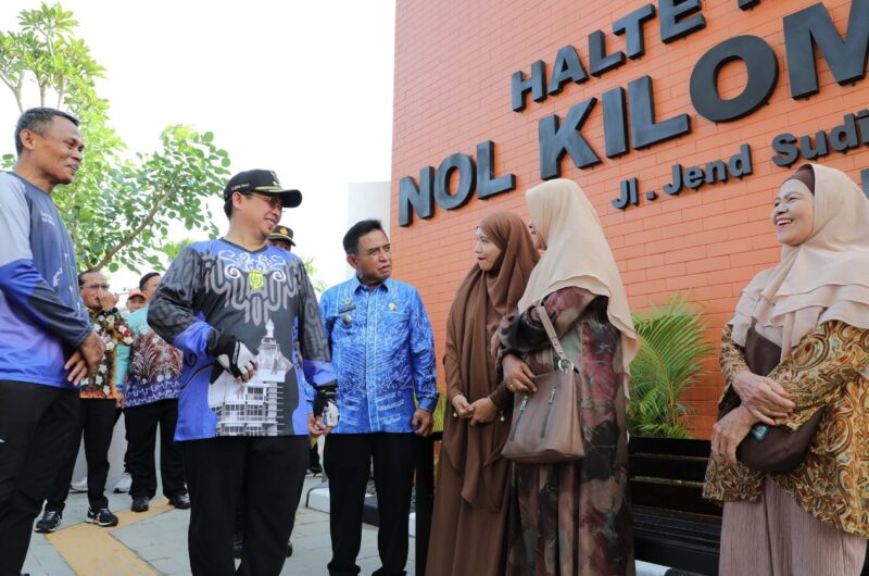 Wali Kota Banjarmasin, Ibnu Sina didampingi Wakil Walikota Banjarmasin Arifin Noor saat berada di Halte Integrasi 0 Kilometer. (Foto : Istimewa)