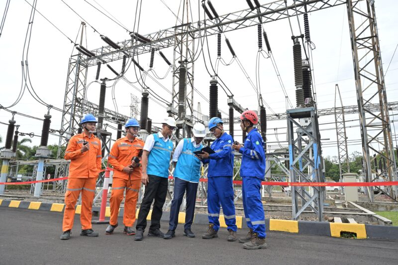 Wakil Menteri BUMN, Aminuddin Ma'ruf (ketiga dari kanan) didampingi Direktur Utama PLN, Darmawan Prasodjo (ketiga dari kiri) bersama petugas PLN memantau kelistrikan nasional melalui aplikasi PLN yang telah teritegrasi ke sistem kelistrikan seluruh wilayah Indonesia secara realtime di kawasan Gardu Induk 150 kV Cilegon Lama, Cilegon pada Selasa (24/12).