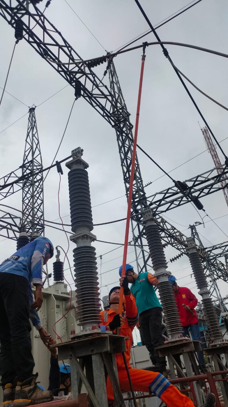 Tim pemeliharaan ULTG Banjar Bekerjasama Dengan Tim Pekerjaan Dalam Keadaan Bertegangan (PDKB) UPT Banjarbaru Melaksanakan penggantian LA pada Bay IBT Fasa R, S, dan T.