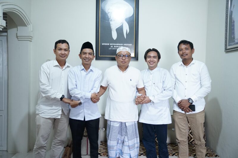 Foto bersama imam Musholla Ar Raudah Sekumpul KH Sya'duddin dengan Ahmad Riduan Corporate GRCD Hasnur Group usai menyerahkan bantuan untuk haul ke-20 Guru Sekumpul. (Foto : istimewa)