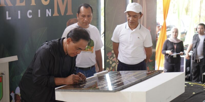 Bupati Kabupaten Tanah Bumbu, Abah HM Zairullah Azhar meresmikan Arboretum bernama At-Ta'if. (Foto : Istimewa)