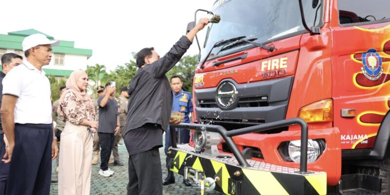 Bupati Tanah Bumbu, Abah Zairullah Azhar tapung tawar mobil operasional yang diserahkan kepada SKPD. (Foto : Istimewa)