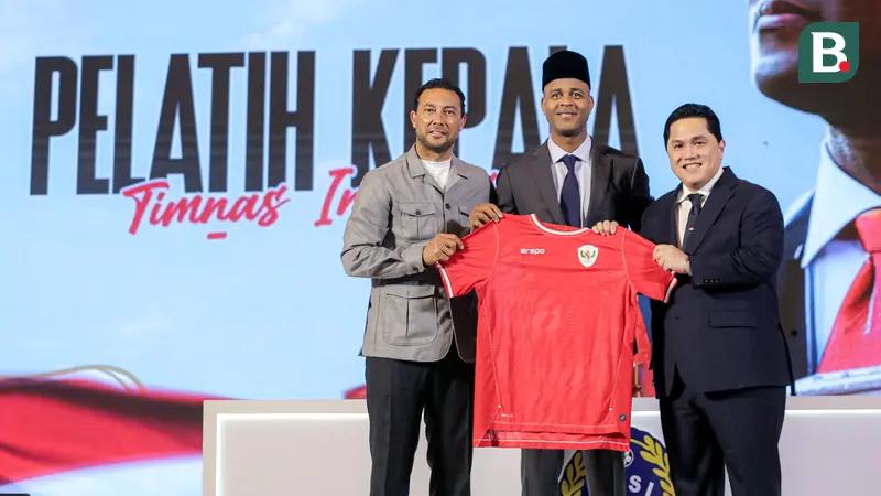 Pelatih kepala baru Timnas Indonesia, Patrick Kluivert (tengah) berfoto bersama ketua umum PSSI, Erick Thohir (kanan) dan asisten pelatih baru Timnas Indonesia, Denny Lanzaat.(foto : istimewa)