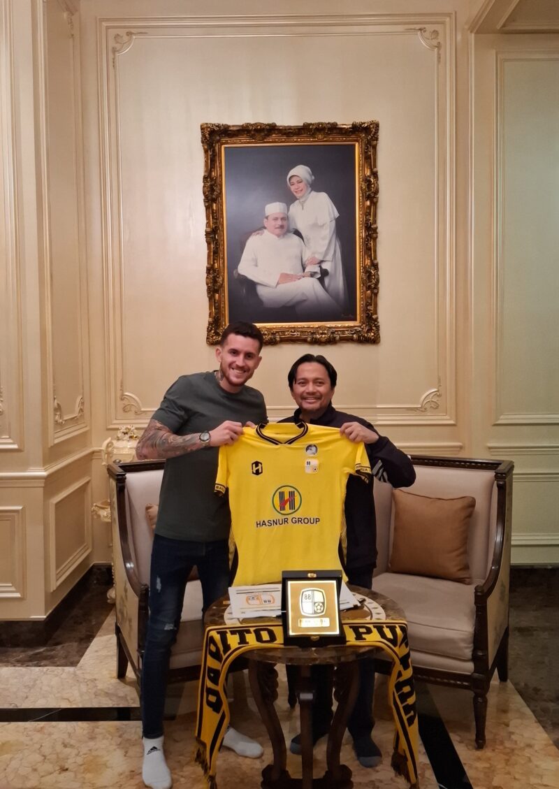 Jaime Jose Moreno menandatangani kontrak bersama CEO PS Barito Putera, Hasnuryadi Sulaiman di Jakarta. (Foto : Istimewa)