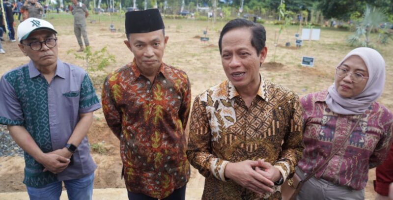 Menteri Lingkungan Hidup, Hanif Faisol Nurrofiq, saat diwawancarai awak media terkait pengelolaan sampah di Kabupaten Tanah Bumbu. (Foto : Istimewa)