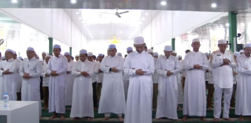 salat sunat pada kegiatan Implementasi Serambi Madinah yang diadakan oleh jajaran Pemkab Tanbu di Pendopo Serambi Madinah, Batulicin. (Foto : Istimewa)