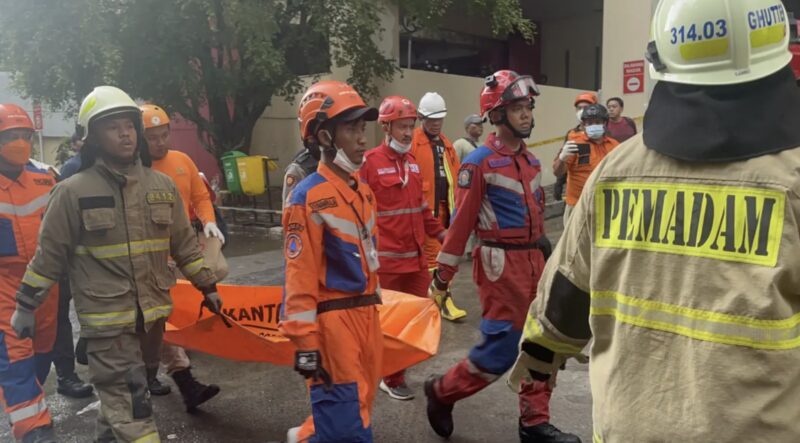 Petugas membawa kantong jenazah kembali dievakuasi dari lokasi kebakaran Glodok Plaza, Mangga Besar, Jakarta Barat. (Foto : Istimewa)