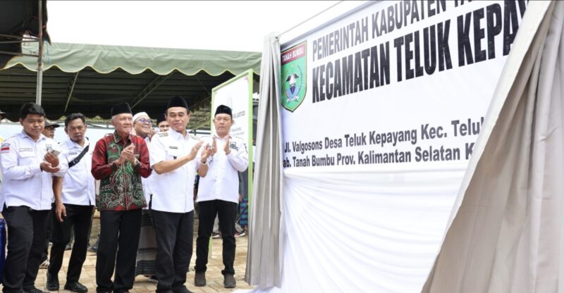 Bupati Tanah Bumbu meresmikan kantor Kecamatan Teluk Kepayang yang berada di Desa Teluk Kepayang. (Foto : Istimewa)