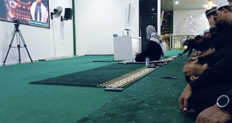 Salah Dhuha dan salat Hajat bersama yang digelar atas inisiatif Bupati Kabupaten Tanah Bumbu, Abah Zairullah Azhar. (Foto : Istimewa)