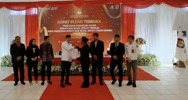 pasangan calon Bupati dan Wakil Bupati terpilih Tanah Bumbu tahun 2024 Andi Rudi Latif – Bahsanuddin ditetapkan sebagai pemenang oleh KPU. (Foto : Istimewa)