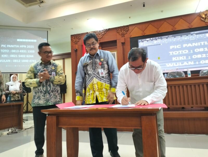 Kadis Kominfo Kalsel M Muslim (tengah) dan Ketua PWI Kalsel Zainal Helmie (kanan) menandatangani berkas NPHD dana hibah daerah untuk pelaksanaan kegiatan HPN 2025 yang digelar dari tanggal 7-9 Februari 2025. (Foto : Istimewa)