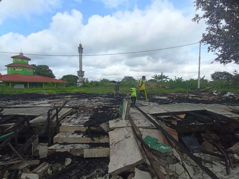 Puing bangunan sekolah MTS yang terbakar Minggu malam, nampak sejumlah siswa melihat pasca kebakaran. (Foto : Istimewa)
