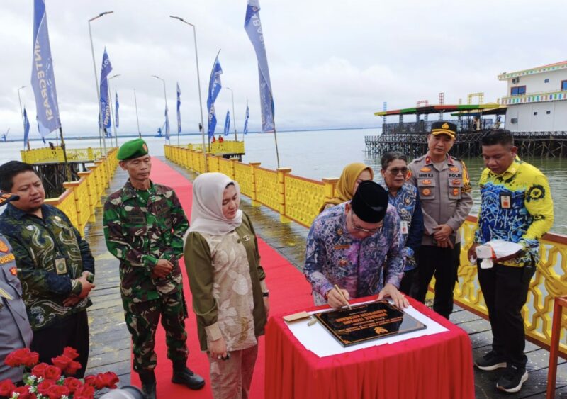 Bupati Kotabaru, Sayed Jafar meresmikan dermaga terpadu di Kelurahan Kotabaru Hilir Kecamatan Pulau Laut Sigam. (Foto : Istimewa)