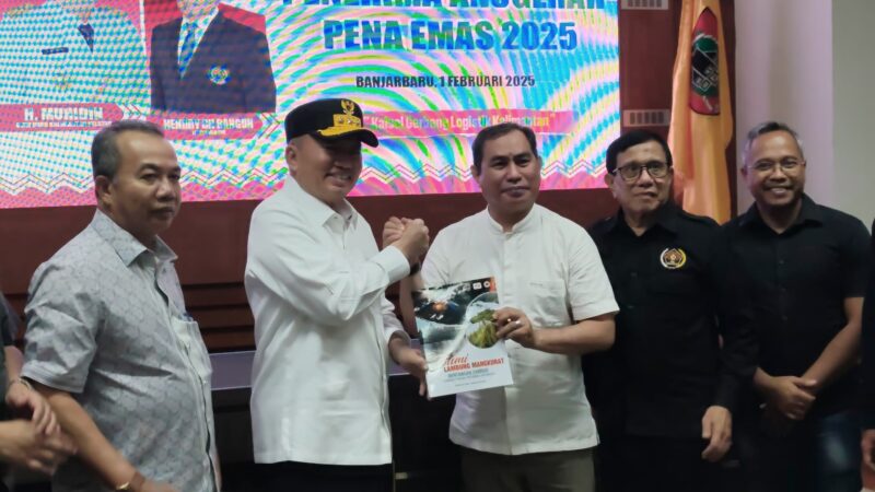 Gubernur Kalsel, H Muhidin dianugerahi Pena Mas pada penyelenggaraan Hari Pers Nasional Tahun 2025. (Foto : istimewa)