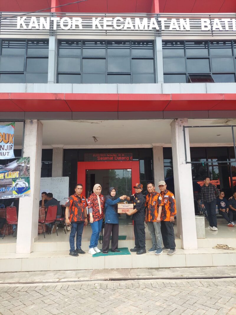 Penyerahan bantuan kepada warga terdampak banjir di Kabupaten Tanah Laut yang diserahkan Pemuda Pancasila Kalsel. (Foto : Istimewa)