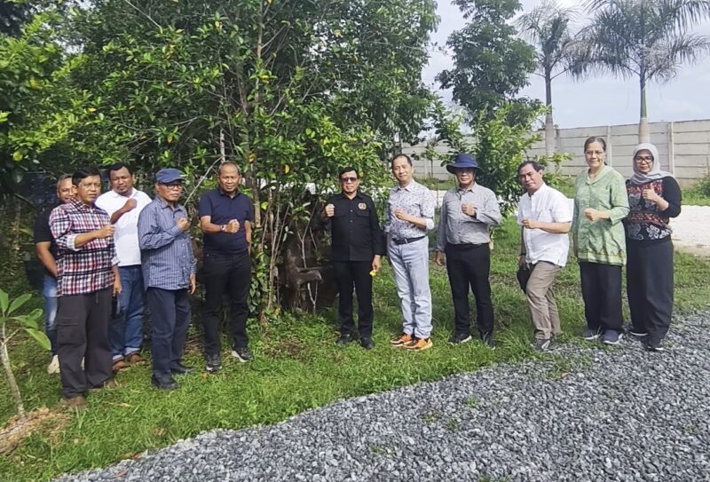 Siapkan Penanaman : Ketua Umum PWI Hendry Ch Bangun bersama panitia pusat HPN 2025 berfoto bersama pemilik Arboretum Ayu Tirta, Chendrawan Sugianto, di hutan mini tropis di Jalan A Yani Km 8. (Foto : Istimewa)
