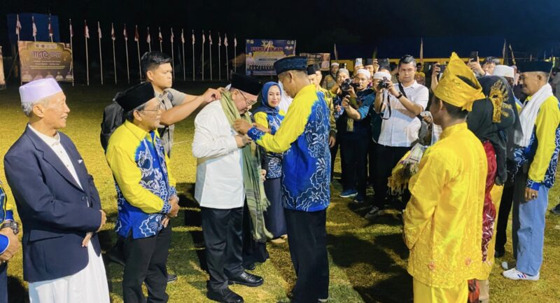 Bupati Kotabaru, Sayed Jafar mendapat kehormatan dengan diberikan surban pada pembukaan MTQ ke-55 di Kecamatan Pulau Sebuku. (Foto : Istimewa)
