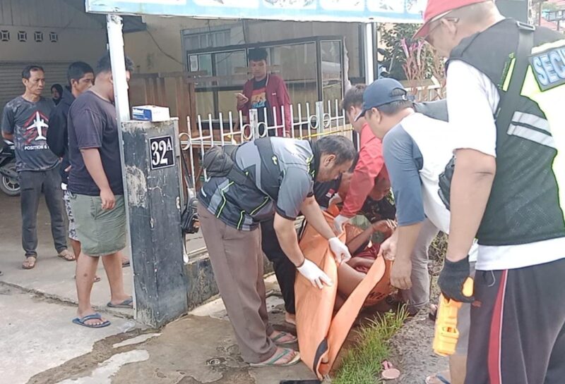 Penemuan mayat lelaki di sungai kecil kawasan Katu Tangi II yang dievakuasi ke rumah sakit. (Foto : istimewa)