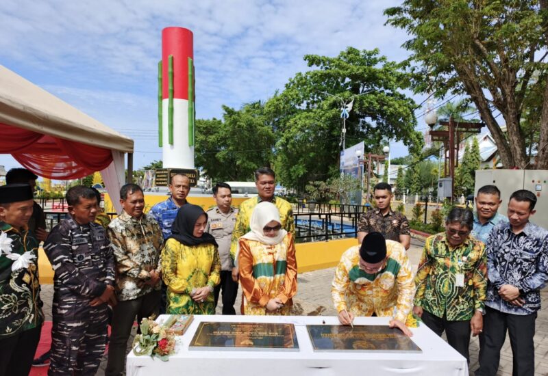 Bupati Kotabaru H Sayed Jafar meresmikan air mancur tugu perjuangan dan SJA 309 cafe-resto di Wisata Siring Laut. (Foto : Istimewa)