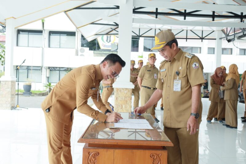 Kadis Kominfo Batola, Hery Sasmita menandatangani komitmen perjanjian kinerja (PK). (Foto : istimewa/diskominfobatola)