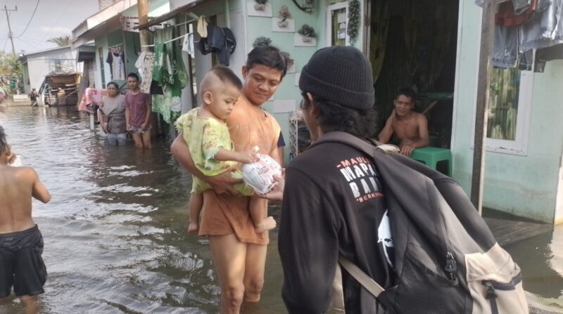 Mahasiswa Pencinta Alam Universitas Islam Kalimantan (Mapala Uniska) menggelar aksi sosial dengan membagikan bingkisan makanan kepada anak-anak. (Foto : Istimewa)