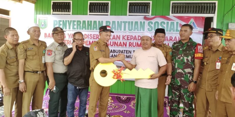 Pemerintah Daerah bersama PT. Jhonline Group membangun kembali rumah kepada keluarga yang terdampak kebakaran. (Foto : Istimewa)